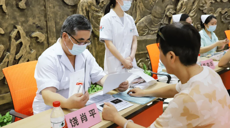 “冬病夏治在三伏，防病养生正当时”——杭州东方华康康复医院健康义诊暨三伏穴位贴活动