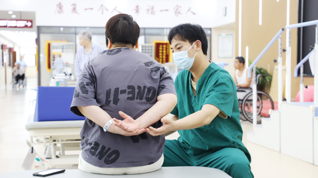 抬不了肩、梳不了头？杭州东方华康康复医院特色治疗助力肩周炎康复